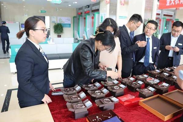 壶关农商行举办母亲节主题贵金属展销会