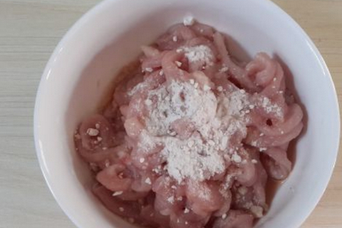 辣椒炒肉<strong></p>
<p>贵金属用什么炒</strong>，用什么腌肉？用“它”腌肉最佳，鲜嫩又入味