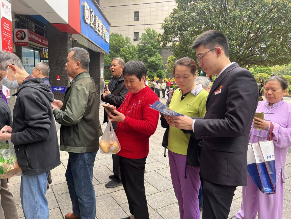 中信银行湘府路支行：让小小“零钱包”装满有温度的服务