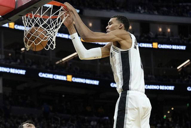 24投1中<strong></p>
<p>中能投贵金属</strong>，失误9次：一个能终结NBA悬念的球员诞生了