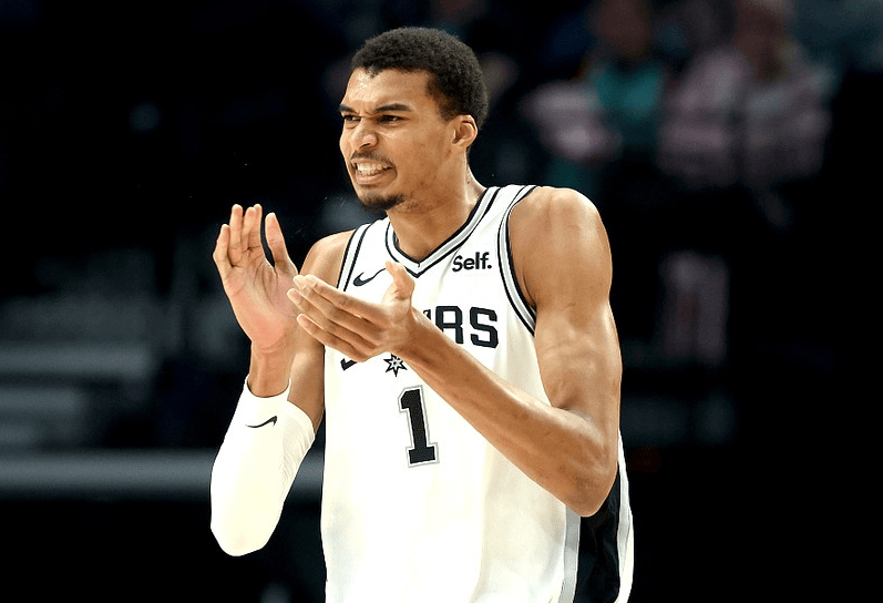24投1中<strong></p>
<p>中能投贵金属</strong>，失误9次，一个能让NBA大结局的球员诞生了