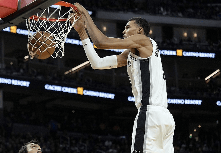 24投1中<strong></p>
<p>中能投贵金属</strong>，失误9次，一个能让NBA大结局的球员诞生了