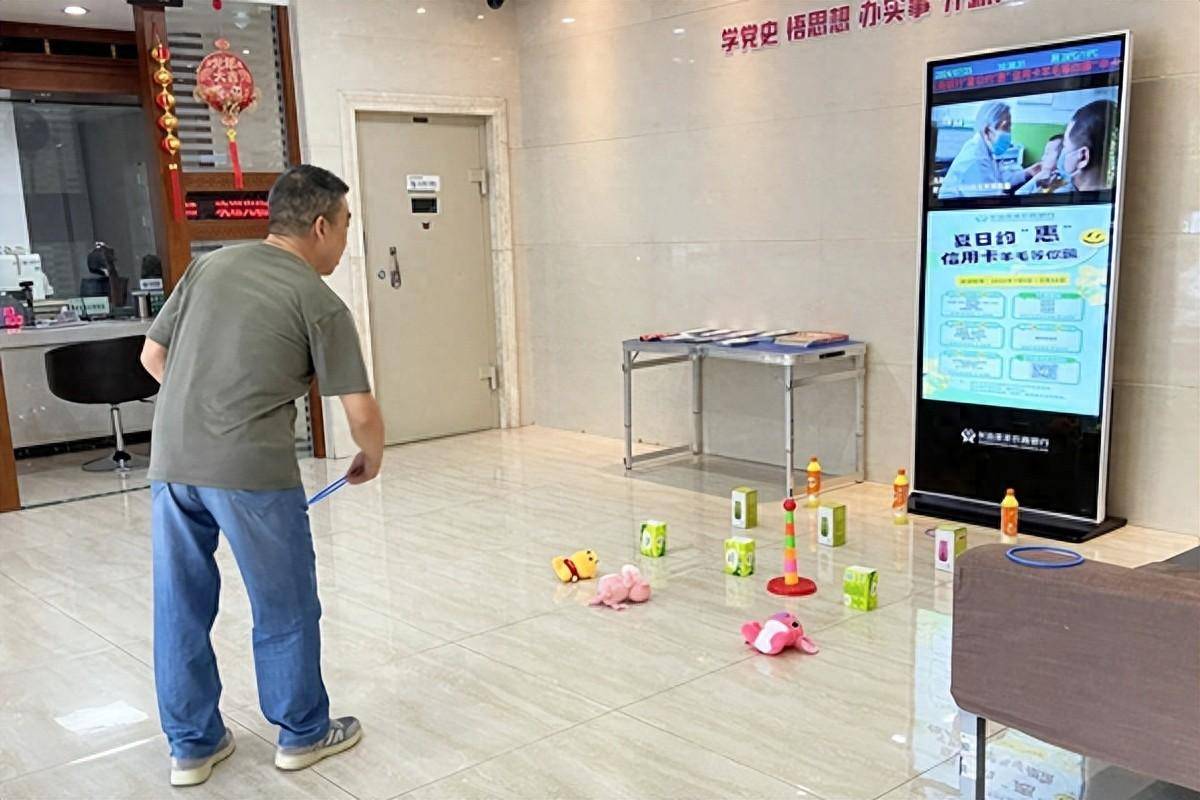 漳泽农商银行城北支行开展“趣味套圈”主题营销活动