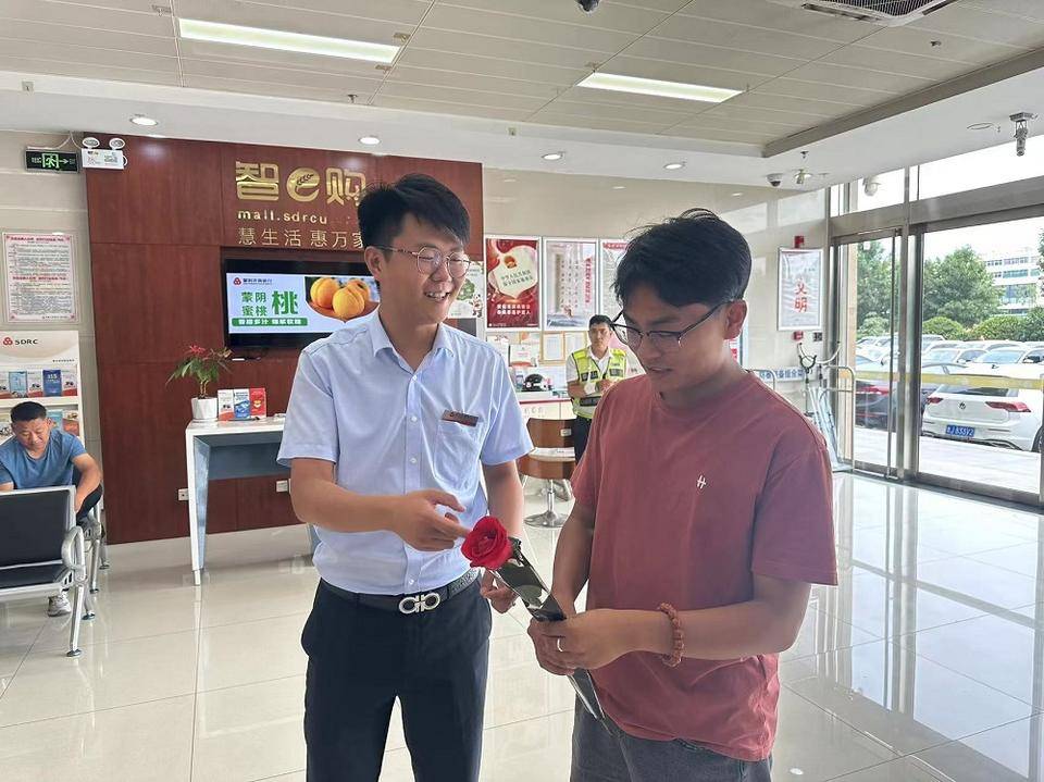 泰山农商银行华伟家园支行积极开展“七夕”主题营销活动
