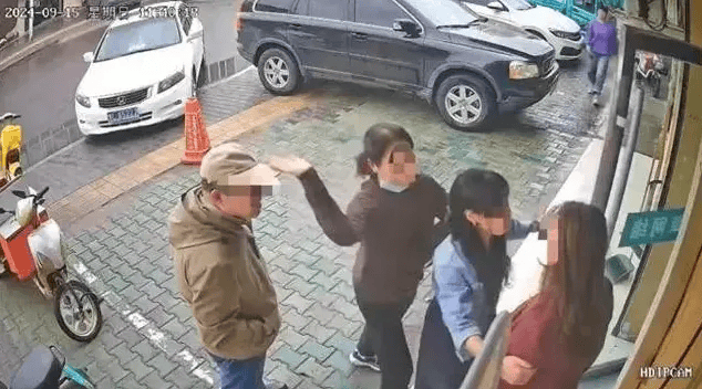公职夫妻因挪车将女子打骨折<strong></p>
<p>太仓贵金属回收公式</strong>，想40万私了？通报来了