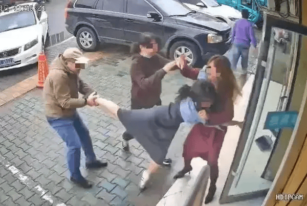 公职夫妻因挪车将女子打骨折<strong></p>
<p>太仓贵金属回收公式</strong>，想40万私了？通报来了