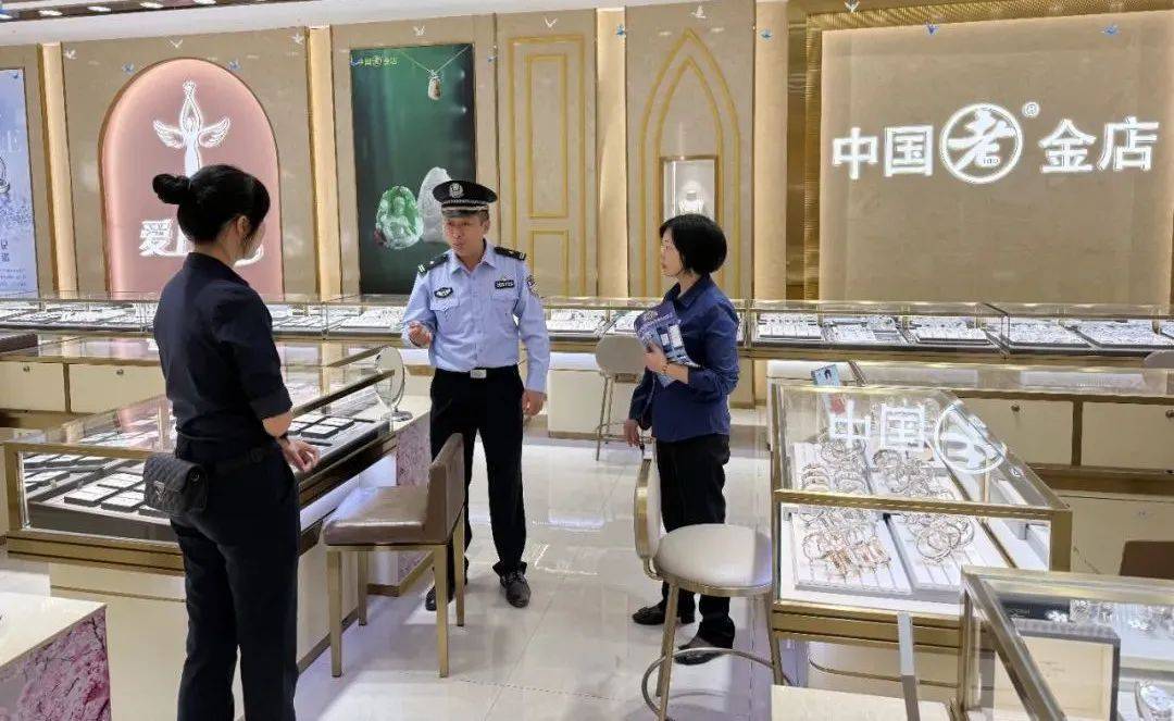 柳州女子到柳南万达买3万元黄金<strong></p>
<p>领峰贵金属加息</strong>，不挑款不问价，店员吓到报警！