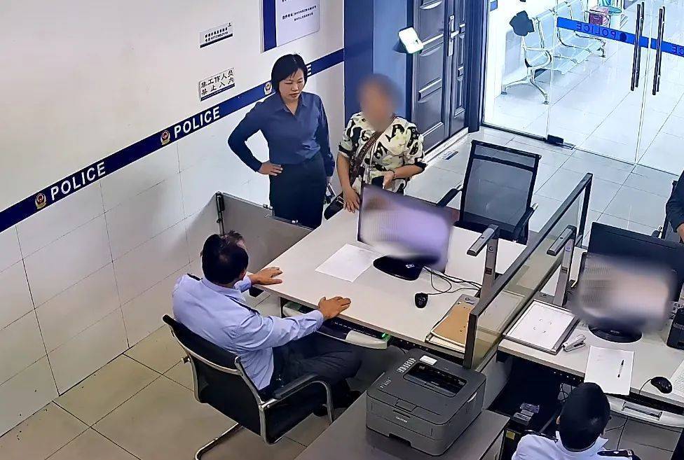 柳州女子到柳南万达买3万元黄金<strong></p>
<p>领峰贵金属加息</strong>，不挑款不问价，店员吓到报警！