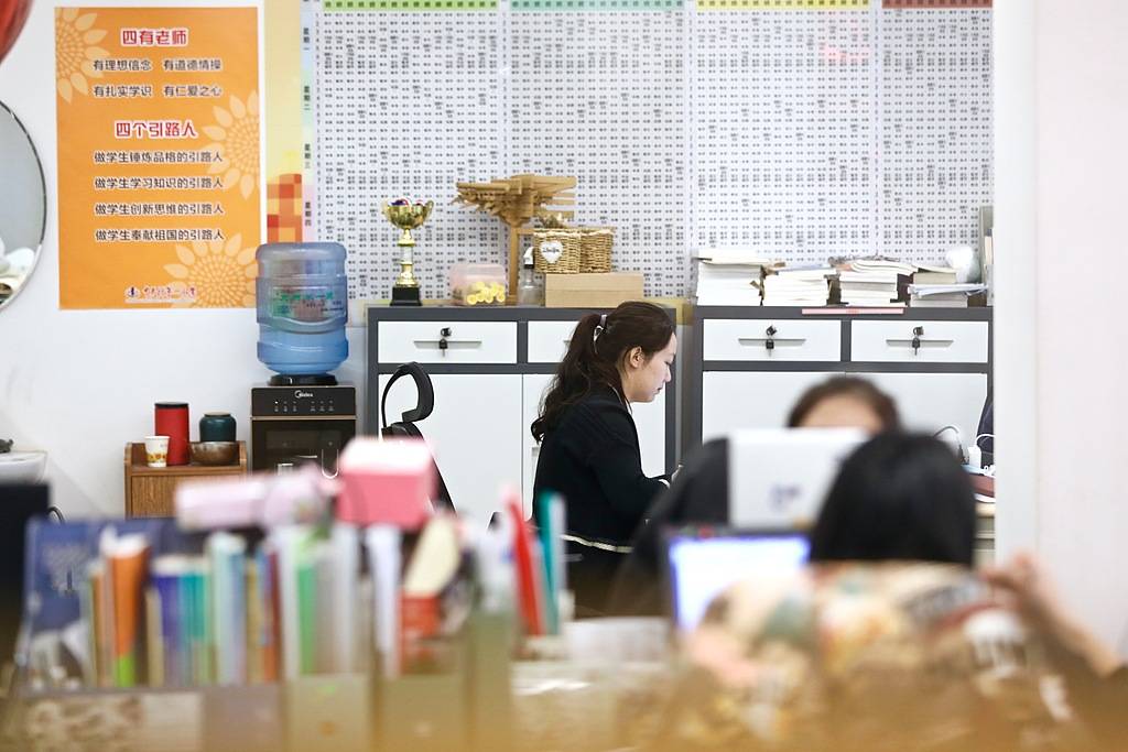 班主任放狠话“全家死了就不用签字”<strong></p>
<p>花都贵金属回收店</strong>，被调岗或许是福报