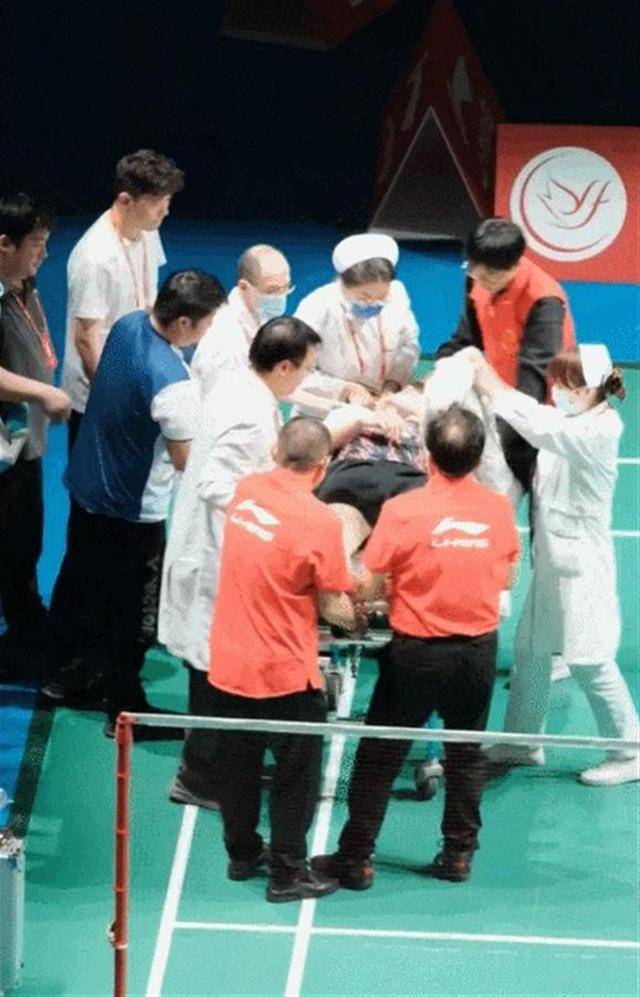 羽毛球世界第一石宇奇比赛中突发意外<strong></p>
<p>花都贵金属回收店</strong>，被担架抬走后留院观察