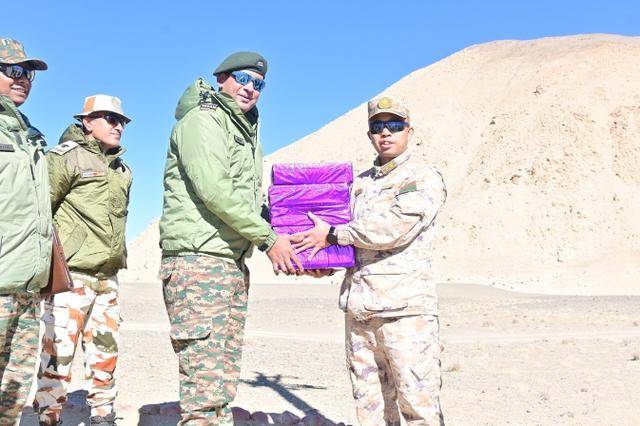中印边境完成撤军<strong></p>
<p>花都贵金属回收店</strong>，双方士兵互换礼物！美国又怒了，下令收割印度