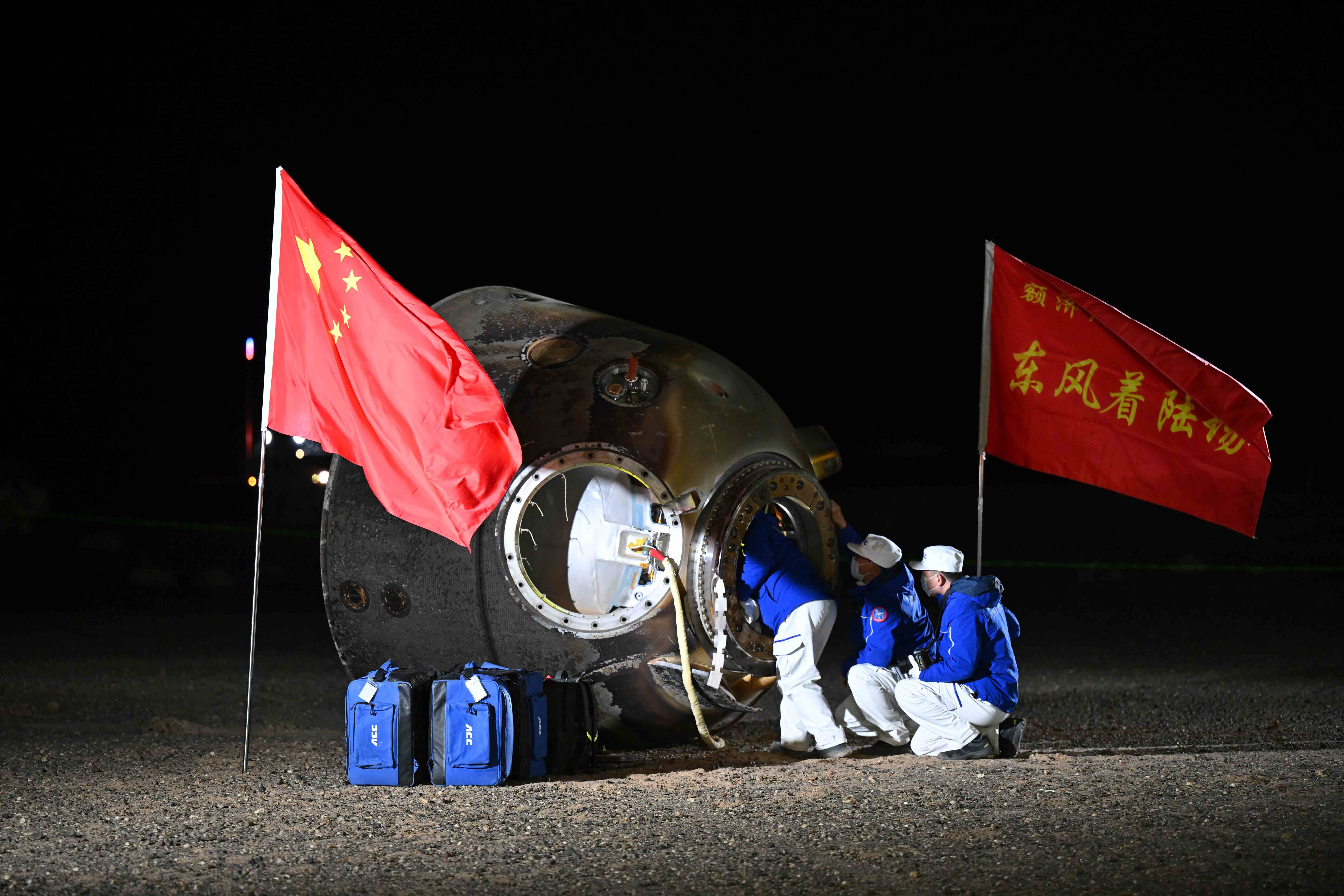返回舱着陆最后一米<strong></p>
<p>贵金属集美区</strong>，4台着陆反推发动机10毫秒内同时点火