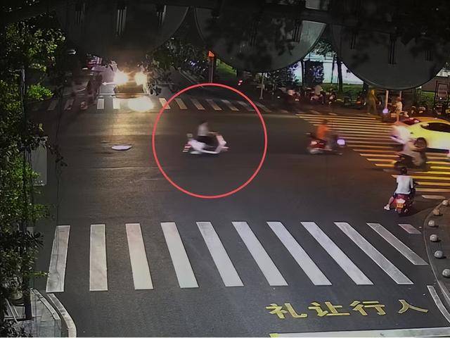 一女子肇事逃逸后仍去逛街<strong></p>
<p>贵金属集美区</strong>，被抓后竟称：是路人劝我走的