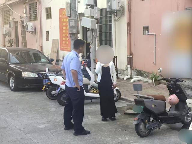 一女子肇事逃逸后仍去逛街<strong></p>
<p>贵金属集美区</strong>，被抓后竟称：是路人劝我走的