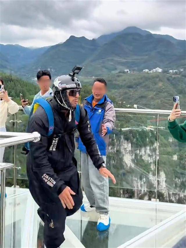 视频疯传！外国男子云南跳伞开伞失败<strong></p>
<p>贵金属集美区</strong>，急速坠落？景区澄清：视频不完整，开伞成功了