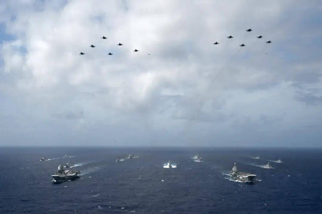 中国首个双航母战斗群横空出世<strong></p>
<p>贵金属集美区</strong>！歼-15B/D居然悄悄装备这么多了？