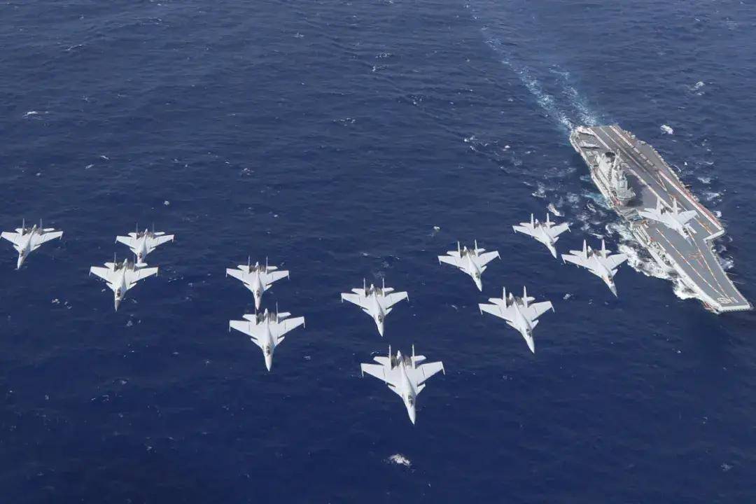 中国首个双航母战斗群横空出世<strong></p>
<p>贵金属集美区</strong>！歼-15B/D居然悄悄装备这么多了？