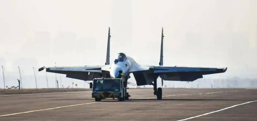 中国首个双航母战斗群横空出世<strong></p>
<p>贵金属集美区</strong>！歼-15B/D居然悄悄装备这么多了？