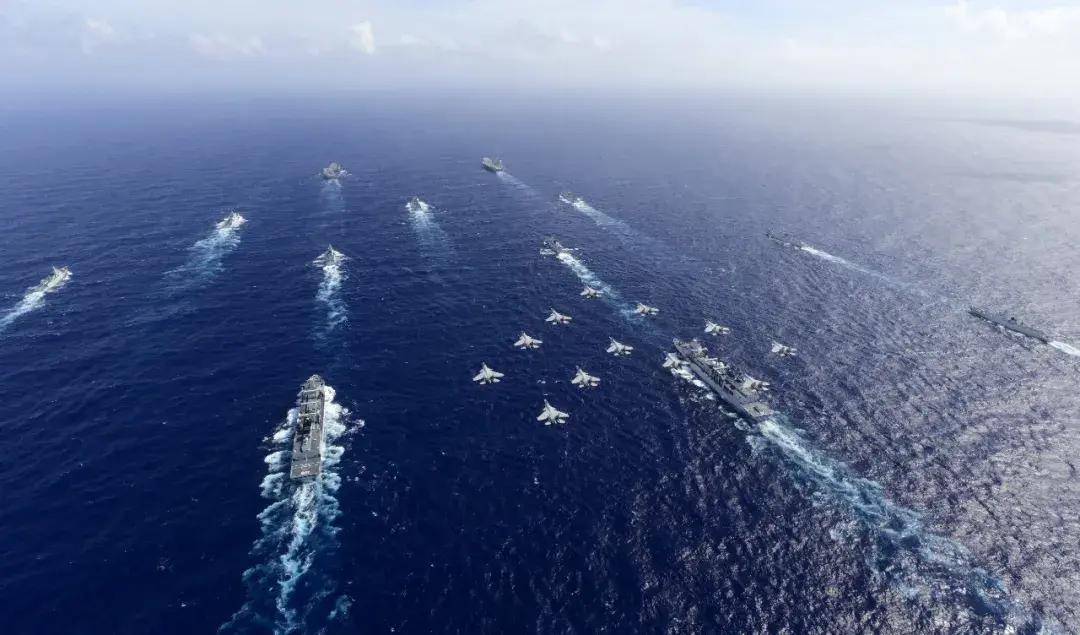 中国首个双航母战斗群横空出世<strong></p>
<p>贵金属集美区</strong>！歼-15B/D居然悄悄装备这么多了？