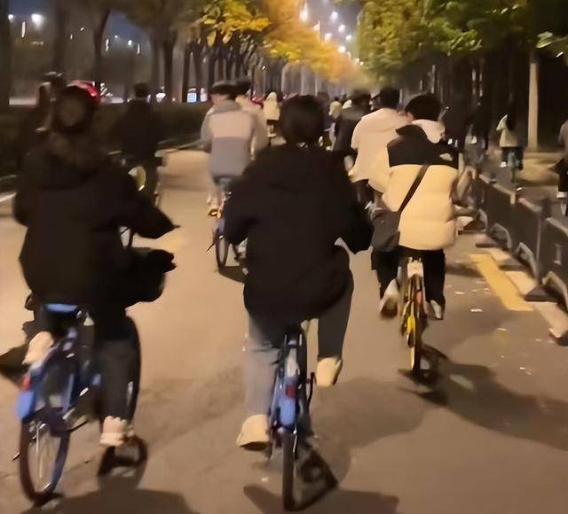 一觉醒来开封全是单车<strong></p>
<p>贵金属</strong>，调度员：拉不完，根本拉不完！