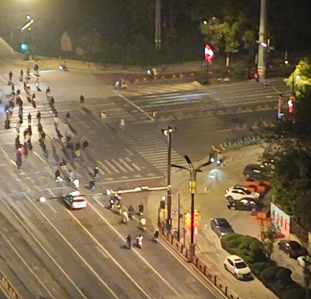 一觉醒来开封全是单车<strong></p>
<p>贵金属</strong>，调度员：拉不完，根本拉不完！