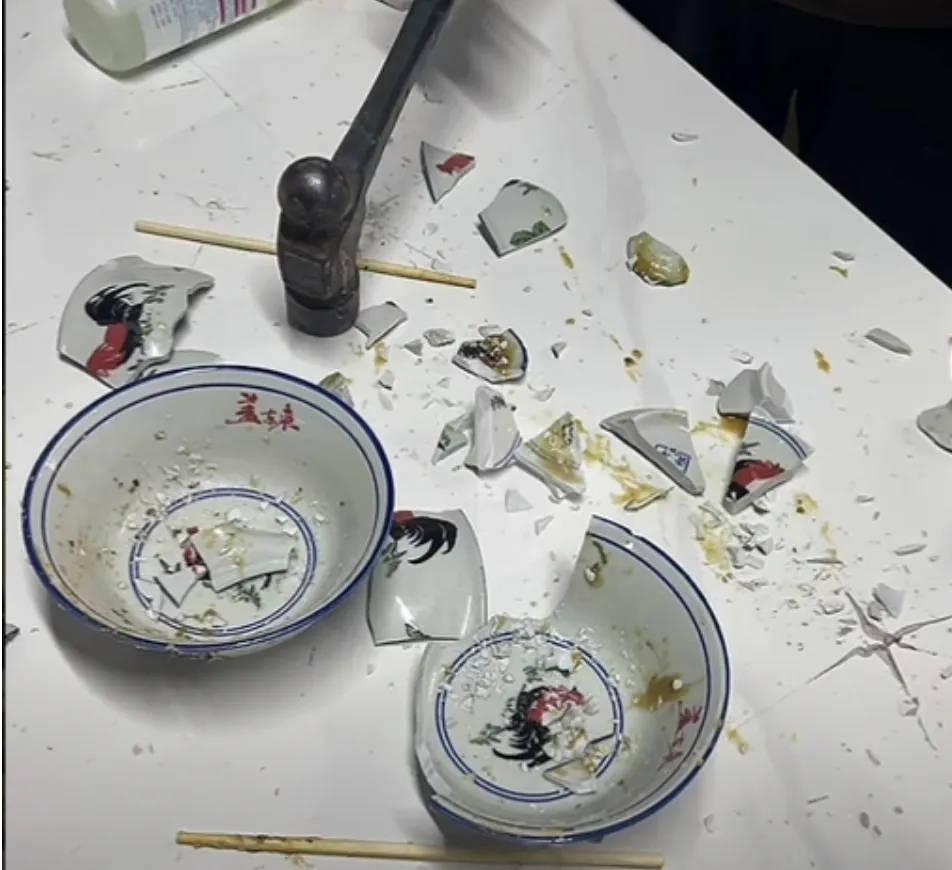 网红夫妇被传有传染病<strong></p>
<p>钯金行情</strong>，餐馆砸餐具撇清？官方回应
