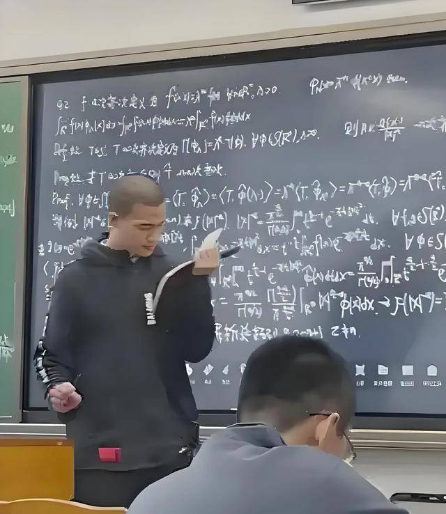 韦东奕上课照片走红<strong></p>
<p>钯金行情</strong>，新发型吸睛，网友：板书真漂亮，可惜看不懂
