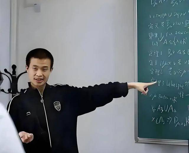 韦东奕上课照片走红<strong></p>
<p>钯金行情</strong>，新发型吸睛，网友：板书真漂亮，可惜看不懂