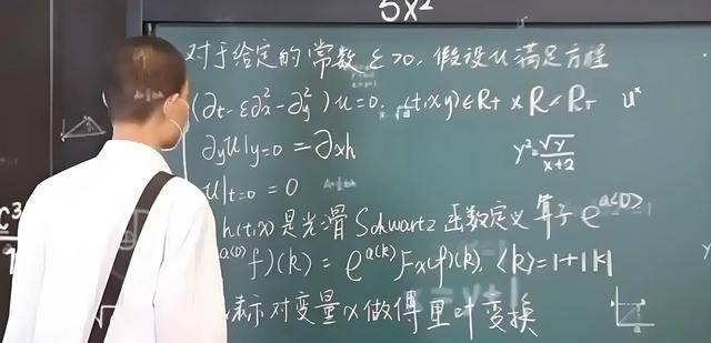 韦东奕上课照片走红<strong></p>
<p>钯金行情</strong>，新发型吸睛，网友：板书真漂亮，可惜看不懂