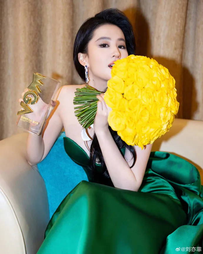 刘亦菲<strong></p>
<p>钯金行情</strong>，官宣喜讯！