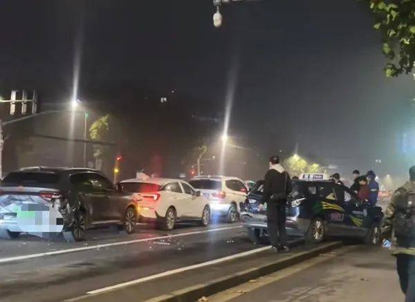 凌晨<strong></p>
<p>btc走势</strong>，上海一路口多车追尾！目击者：疑似大货车惹祸，撞击力度大