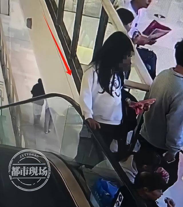 山东济宁一女孩在商场坠亡<strong></p>
<p>btc走势</strong>，其倚靠的扶梯玻璃护栏疑似脱落，警方回应