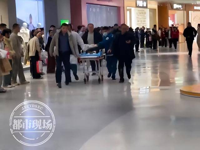 山东济宁一女孩在商场坠亡<strong></p>
<p>btc走势</strong>，其倚靠的扶梯玻璃护栏疑似脱落，警方回应
