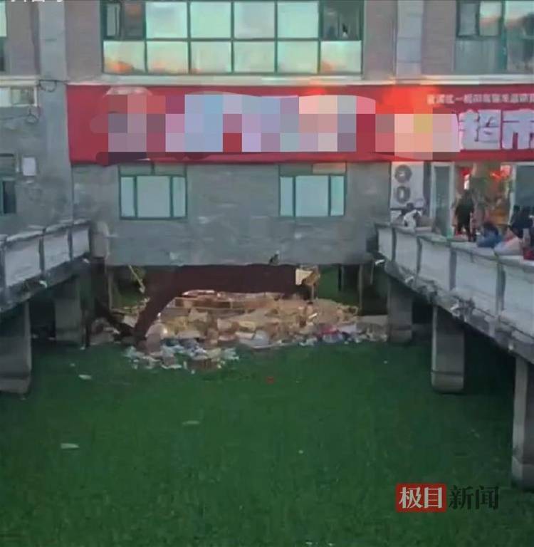 昆明一超市开业6天就地面塌陷<strong></p>
<p>btc走势</strong>，有顾客称坠河受伤，店铺已暂时停业