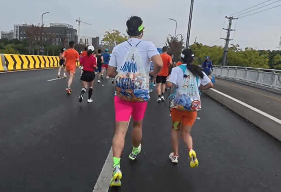 苏州马拉松一男一女将给选手的免费零食打包“负重”奔跑<strong></p>
<p>btc充值</strong>？主办方回应