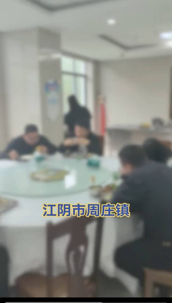江苏一办事大厅工作人员未到下班时间就离岗吃饭<strong></p>
<p>btc充值</strong>？镇政府：在核实中