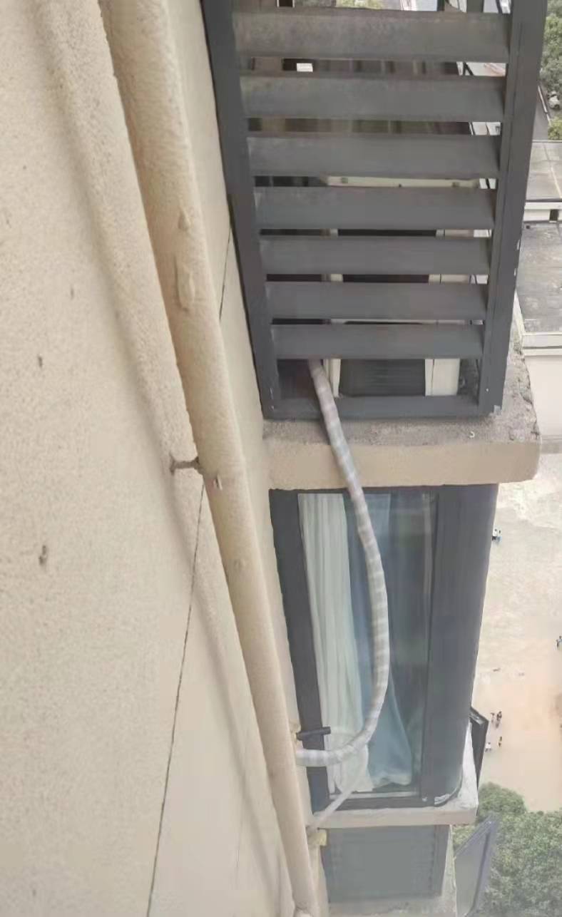 空调机位被楼下邻居占用<strong></p>
<p>btc交易所</strong>，娄底女业主无法入住起诉索赔11万！邻居：我的也被占了