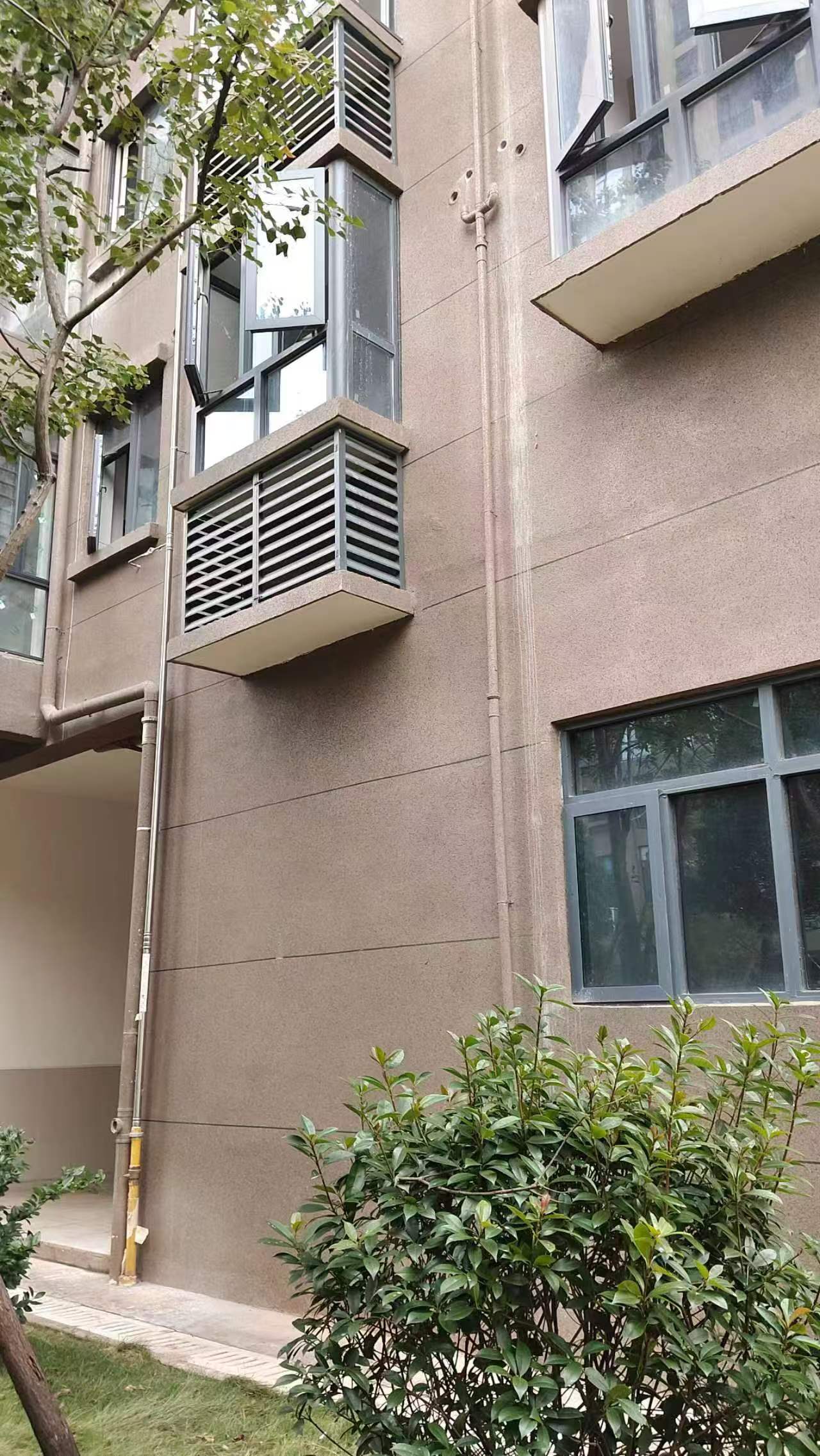 空调机位被楼下邻居占用<strong></p>
<p>btc交易所</strong>，娄底女业主无法入住起诉索赔11万！邻居：我的也被占了