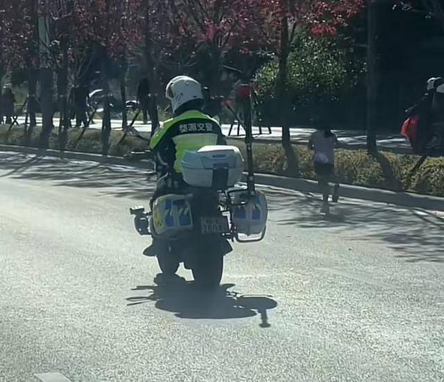 组委会回应6岁女孩跑完42公里全马：其父不顾裁判多次阻拦让女儿违规蹭跑<strong></p>
<p>btc币安</strong>，已处罚