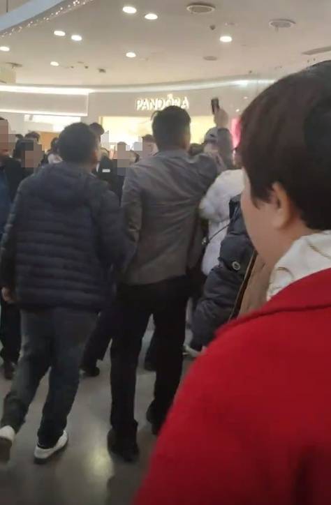 工资被折换成郑州一商场购物卡<strong></p>
<p>btc币安</strong>，每月仅一天能使用，律师：以购物卡支付工资或涉嫌违法
