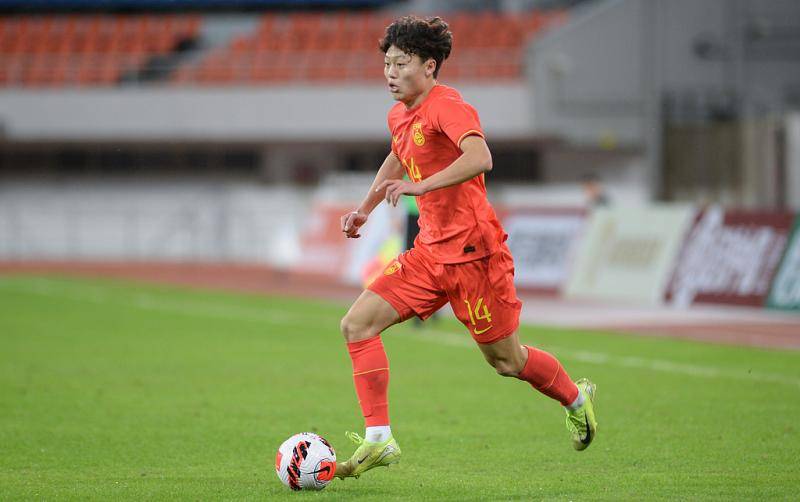 U21联赛｜U19国足攻击手王一凡替补席领红面临追加停赛