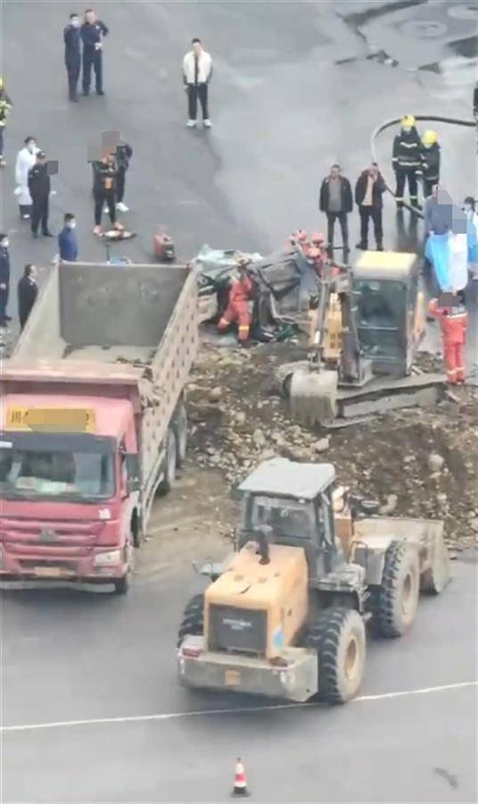 成都一渣土车侧翻压到轿车致2死1伤<strong></p>
<p>btc合约</strong>，事发过程曝光