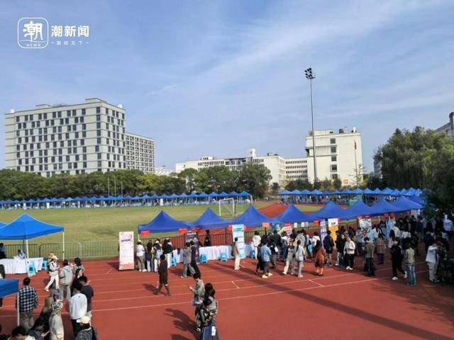 四个月赶了15场招聘会<strong></p>
<p>btc官网</strong>，发了100多份简历，秋招就是应届生的“战场”