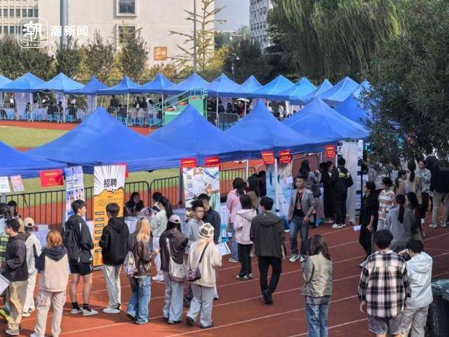 四个月赶了15场招聘会<strong></p>
<p>btc官网</strong>，发了100多份简历，秋招就是应届生的“战场”
