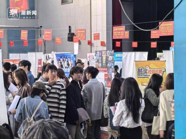 四个月赶了15场招聘会<strong></p>
<p>btc官网</strong>，发了100多份简历，秋招就是应届生的“战场”