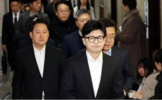 尹锡悦险中求稳：戒严风波逆转<strong></p>
<p>btc算力</strong>，国民力量党撑腰，李在明盼破局！