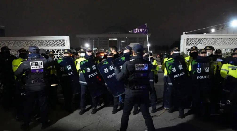 尹锡悦险中求稳：戒严风波逆转<strong></p>
<p>btc算力</strong>，国民力量党撑腰，李在明盼破局！
