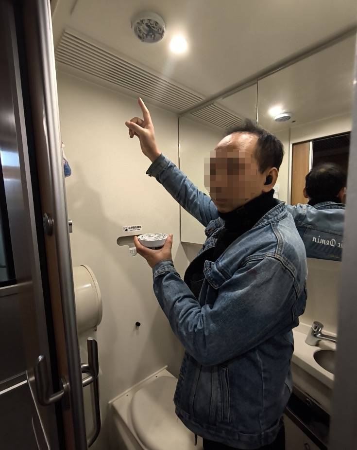 男子为了在动车抽烟防止被查<strong></p>
<p>btc下载</strong>，竟把烟雾报警器给拆了！铁警：拘留