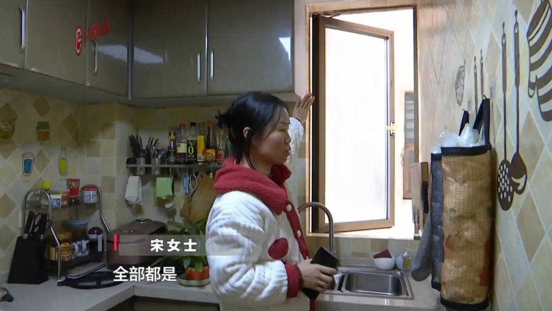 恶心坏了！贵阳一女子家中被扔进一颗“炸弹”<strong></p>
<p>btcapi</strong>，残羹剩饭炸开花