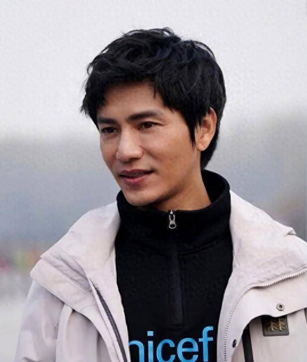 陈坤的儿子已成年<strong></p>
<p>btc汇率</strong>，容貌开始显现母亲的基因，像谁可以认得出吗？